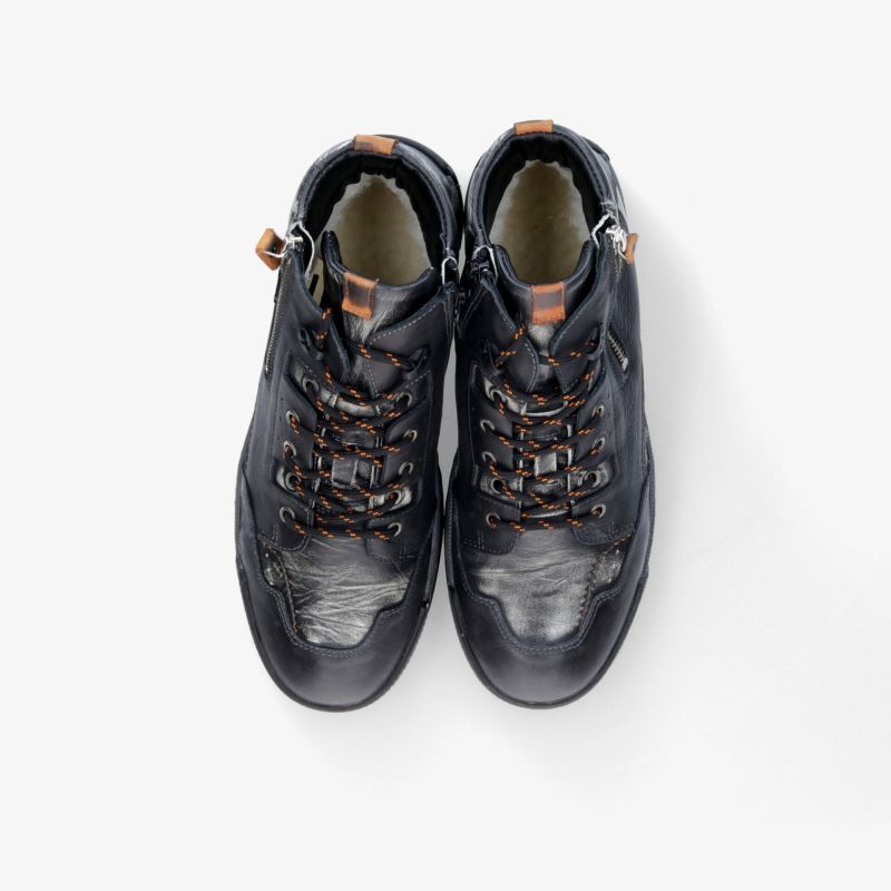 Robuste und bequeme schwarze Schuhe mit gepolsterter Innenseite und zuverlässiger Schnürung