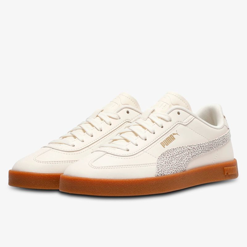Schöne weiße sportliche Schnürschuhe mit strukturierter Gummisohle und modernem Design