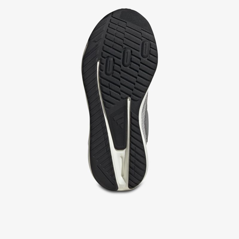 Detailaufnahme der schwarzen Schuhsohle mit tiefem Profil für optimalen Halt und Stabilität
