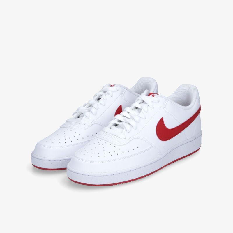 Weißer Sneaker mit rotem Nike Logo, bequeme Polsterung und strapazierfähigem Leder für sportlichen Look