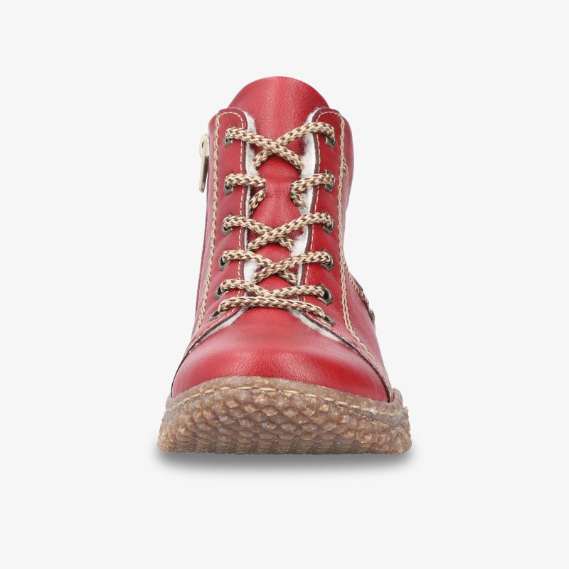 Roter robuster Schnürstiefel mit griffigem Sohlenprofil und komfortabler Passform in Frontansicht