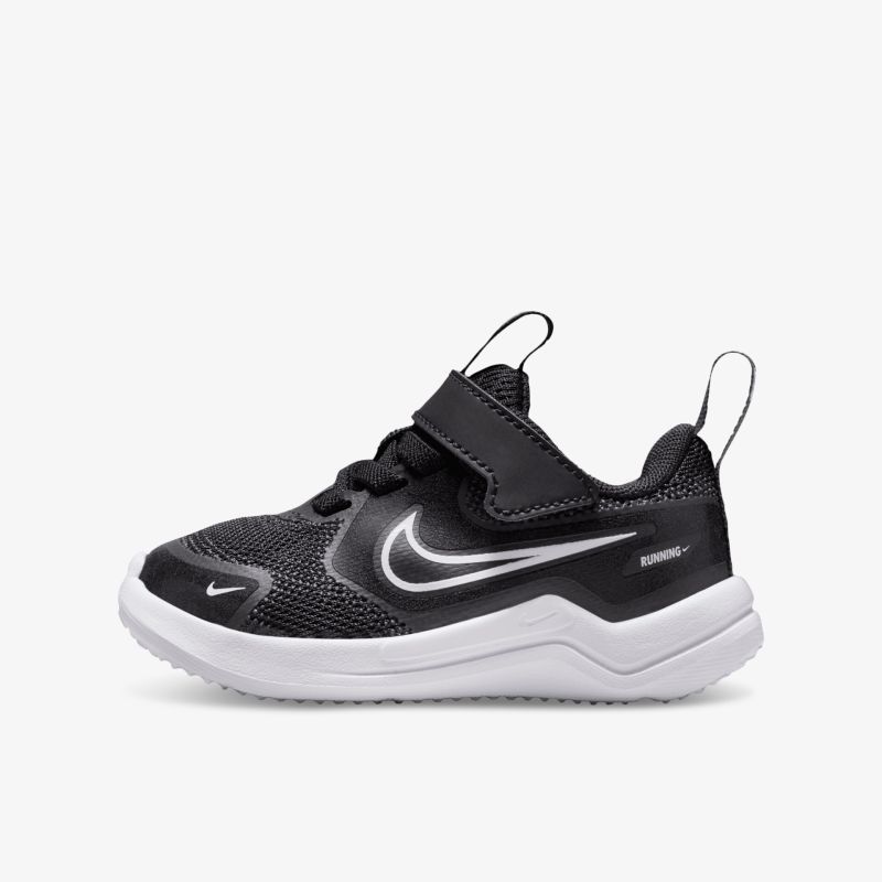 Schwarzer Sportschuh mit weißem Swoosh und rutschfester Sohle, seitliche klare Ansicht