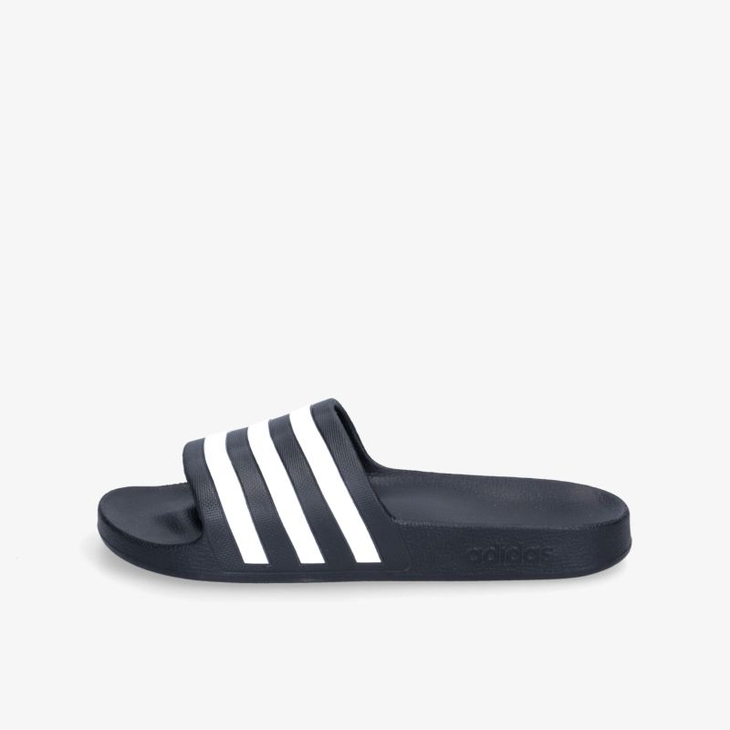Bequeme und strapazierfähige Badesandale in sportlichem Design mit charakteristischen Streifen, ideal für Alltag und Freizeit.