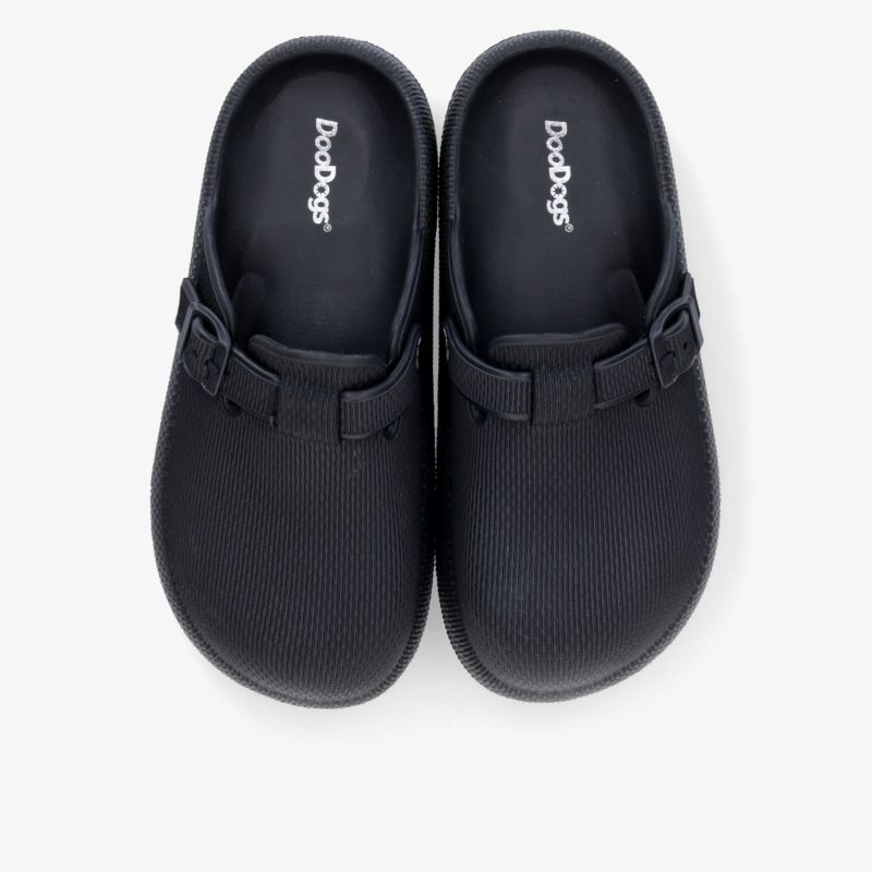 Schwarze Clogs mit verstellbarem Riemen, komfortabel und strapazierfähig, aus der Vogelperspektive gezeigt.