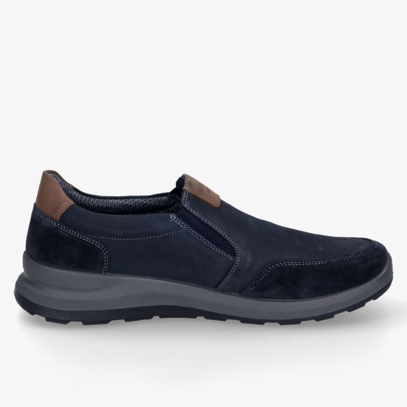 Moderner bequemer Schuh mit rutschfester Sohle und elastischen Einsätzen für flexiblen Tragekomfort
