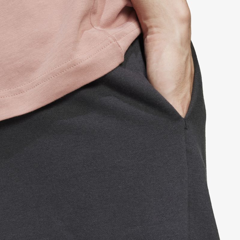 Detailaufnahme von einer Tasche einer Hose mit hochwertiger Naht und angenehmem Material