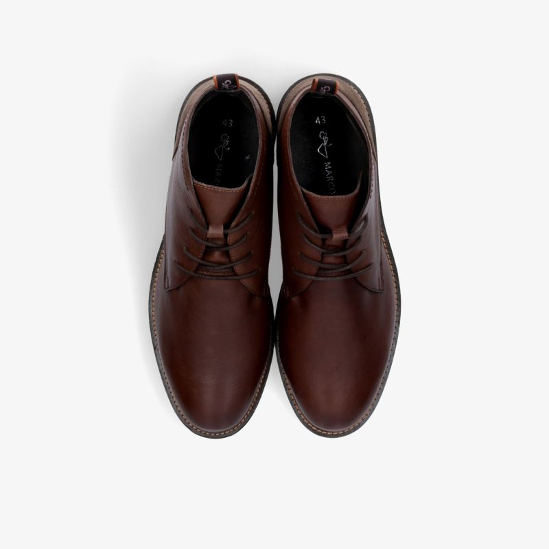 Elegantes Paar brauner Lederschuhe mit hochwertiger Verarbeitung und klassischem Schnitt aus der Draufsicht
