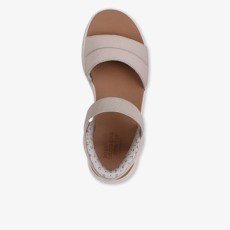 Elegante Sandale mit breiten Riemen und komfortabler Innensohle.