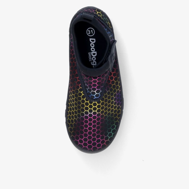 Lebhafter Schuh mit hexagonalem Muster und flexiblem Design für ultimativen Komfort und Stil.