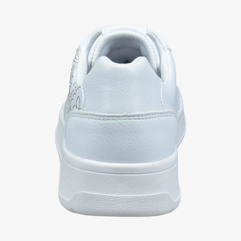 Moderner weißer Sneaker mit gepolstertem Schaft und rutschfester Sohle in klarer Rückansicht