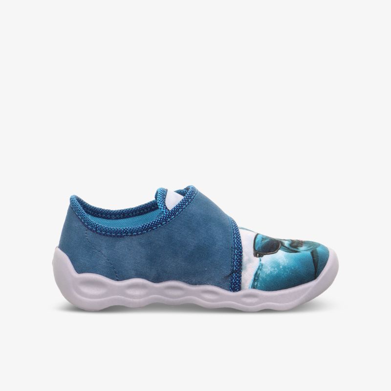 Seitliche Ansicht eines blauen Kinderschuhs mit weicher, flexibler Sohle und komfortablem Design