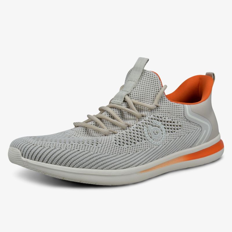 Moderner Sneaker aus atmungsaktivem Material mit komfortabler Passform und sportlichem Look.