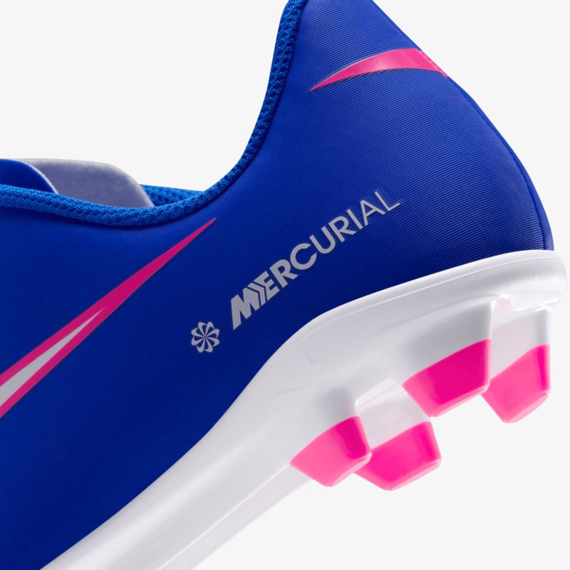 Blauer Fußballschuh mit pinken Stollen, leichter und schnittiger Sportschuh für optimale Leistung