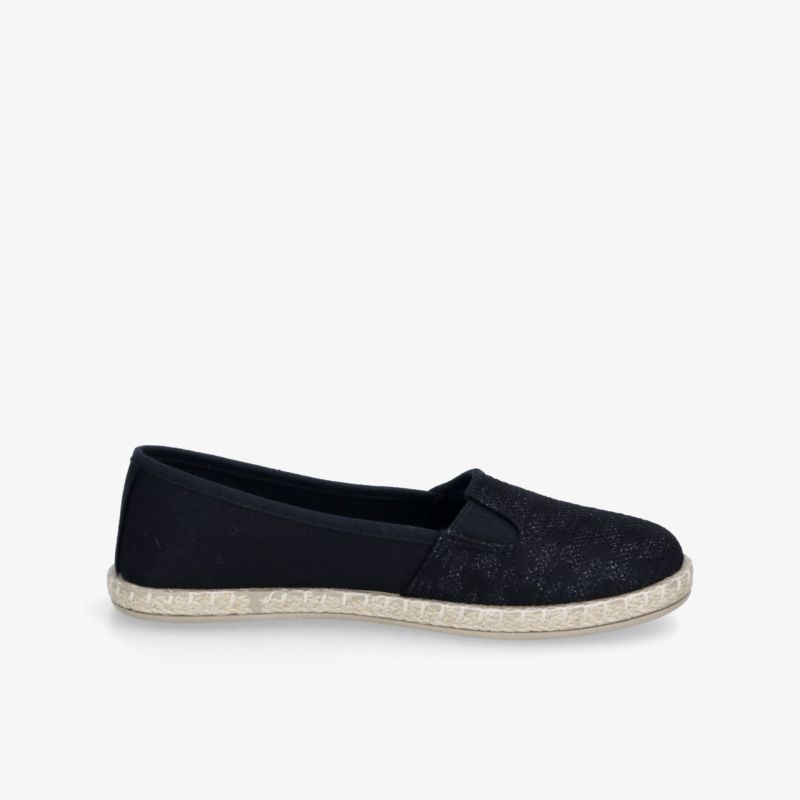 Schwarze Espadrille in seitlicher Ansicht mit leichter, flexibler Sohle und angenehmem Tragekomfort