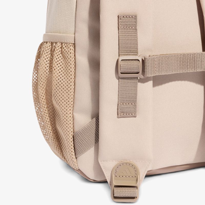 Detailaufnahme eines Rucksackgurts mit stabiler Schnalle und atmungsaktivem Mesh, hochwertiges Material