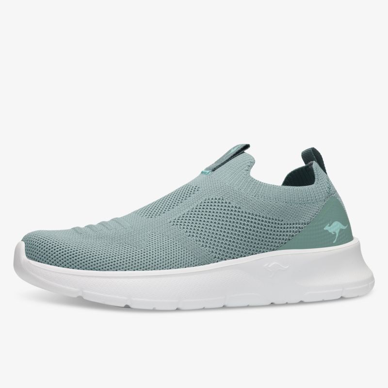 Leichter atmungsaktiver Sportschuh mit flexiblem Material und bequemer Sohle in seitlicher Ansicht