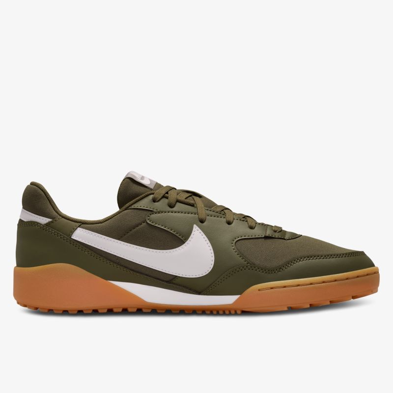 Sportlicher Schuh in Olivgrün mit weißem Nike-Logo und brauner Gummisohle, seitliche Ansicht
