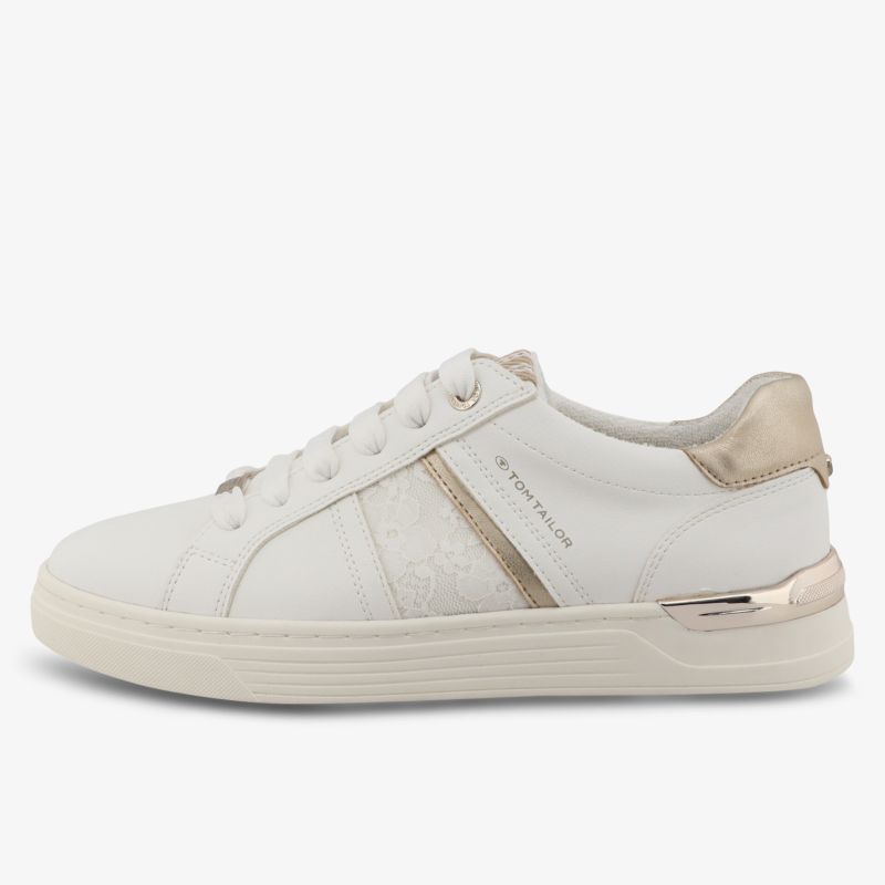 Weißer Sneaker mit metallischem Absatz, seitliche Ansicht, sportlich und bequem