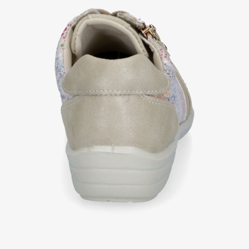 Beiger Schuh mit farbigen Details und komfortabler Sohle, perfekt für Alltag und Freizeit.
