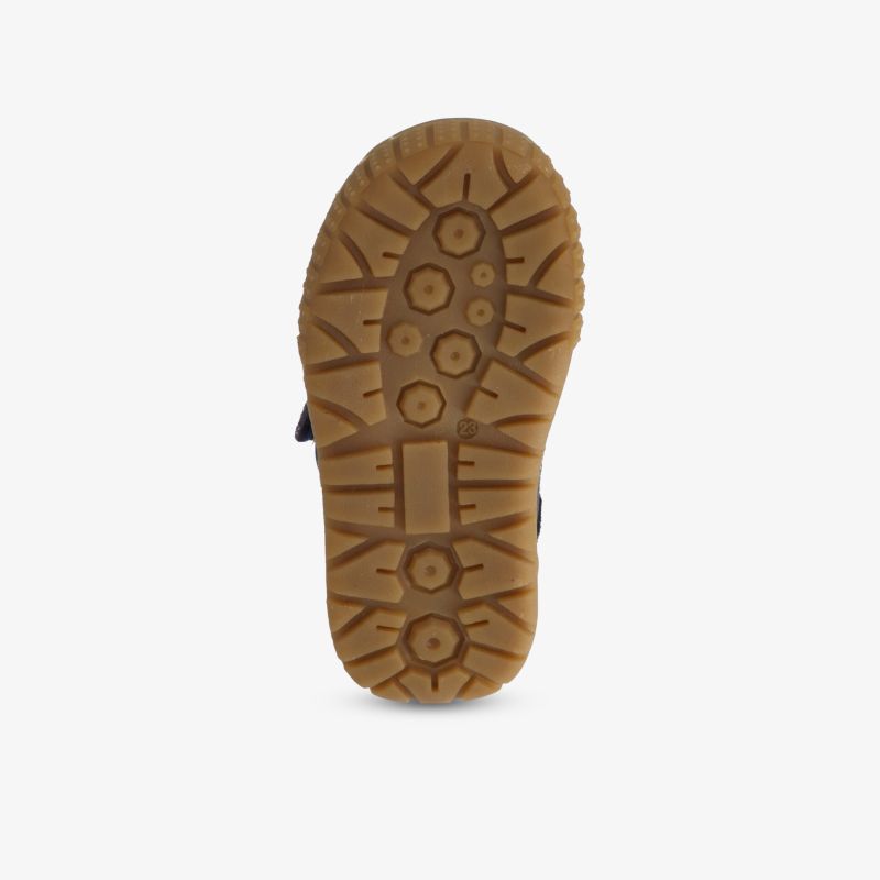 Vielseitige, strapazierfähige Schuhsohle mit robustem Profil für optimale Traktion bei Outdoor-Aktivitäten.