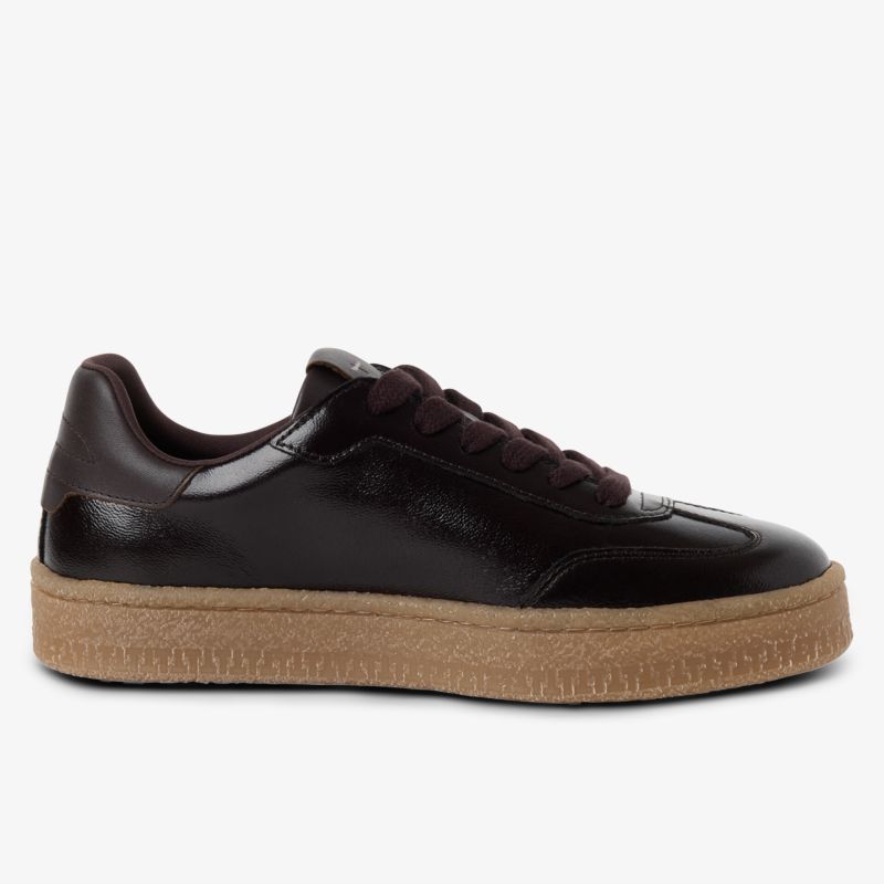 schwarzer Ledersneaker mit gumfarbener Sohle, sportlich und bequem im klassischen Design