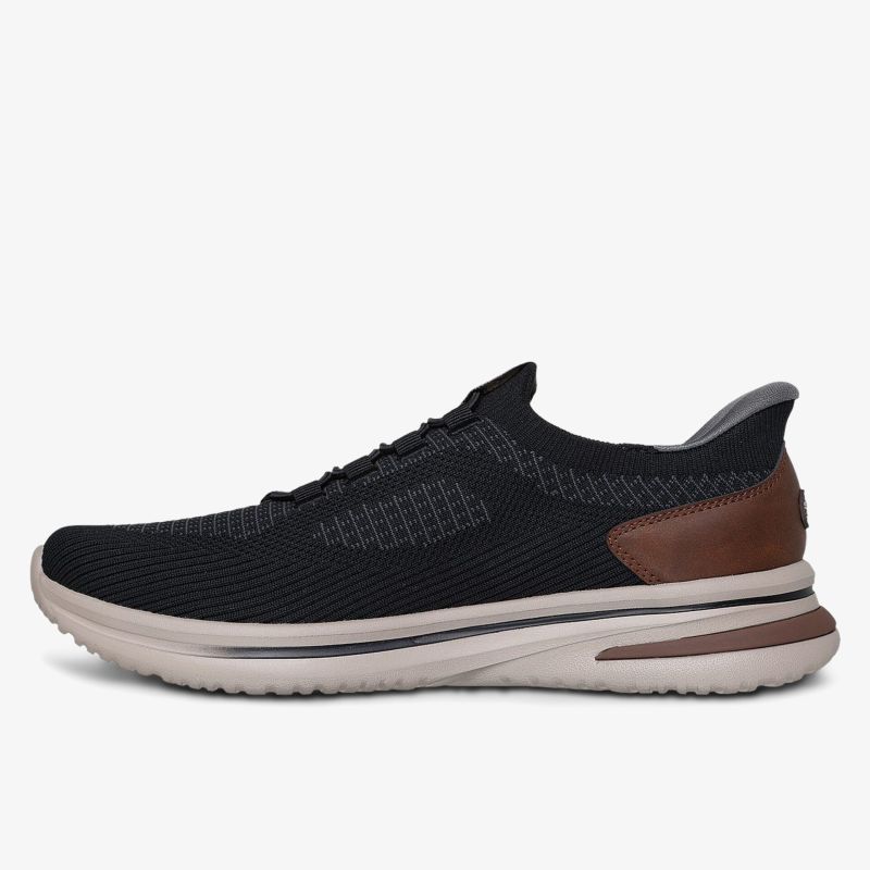 Leichter und moderner schwarzer Schuh seitlich mit braunen Details und rutschfester Sohle