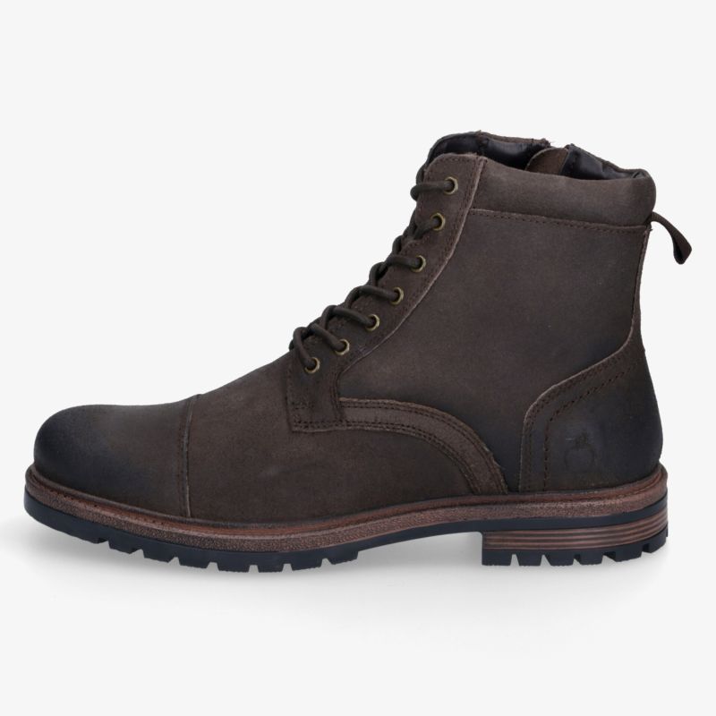 Robuster brauner Lederstiefel seitliche Ansicht mit rutschfester Sohle und stabilem Design für hohen Tragekomfort