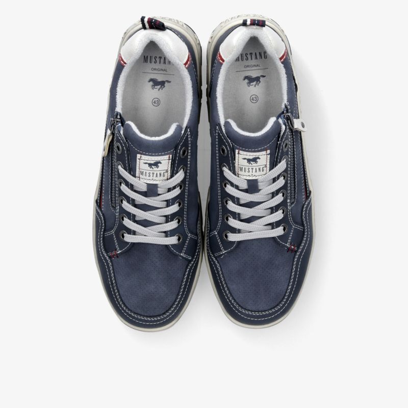 Obere Ansicht eines blauen Sneaker-Paars mit robusten Schnürsenkeln und bequemem Innenfutter
