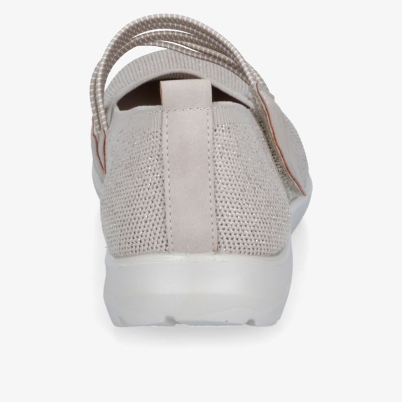 Stylischer Schuh mit bequemem Design und innovativer, atmungsaktiver Passform für optimalen Komfort.