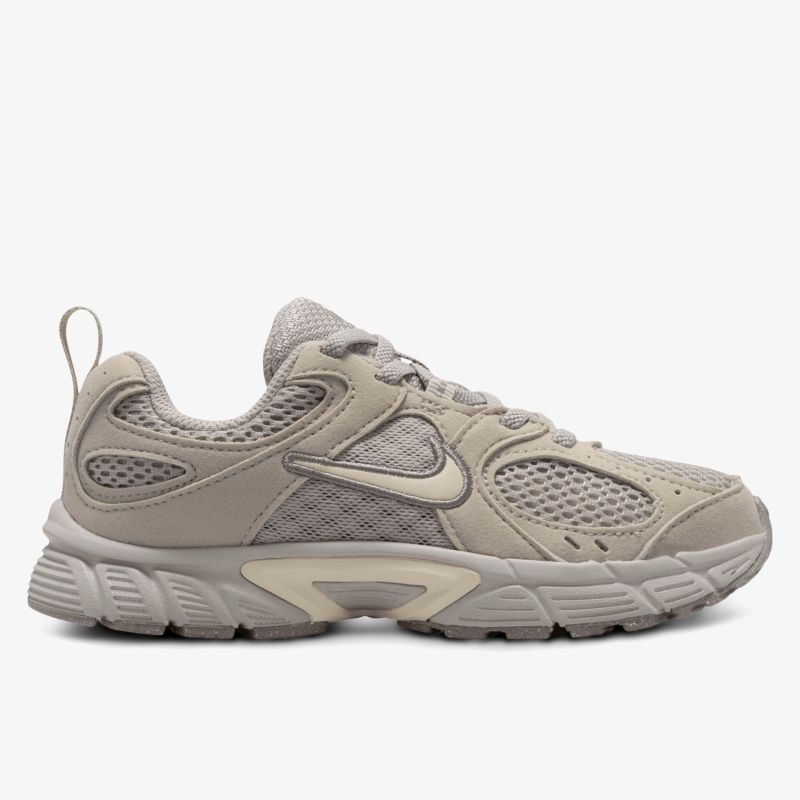 Moderner Sneaker mit atmungsaktivem Mesh und robustem Design für optimalen Tragekomfort.