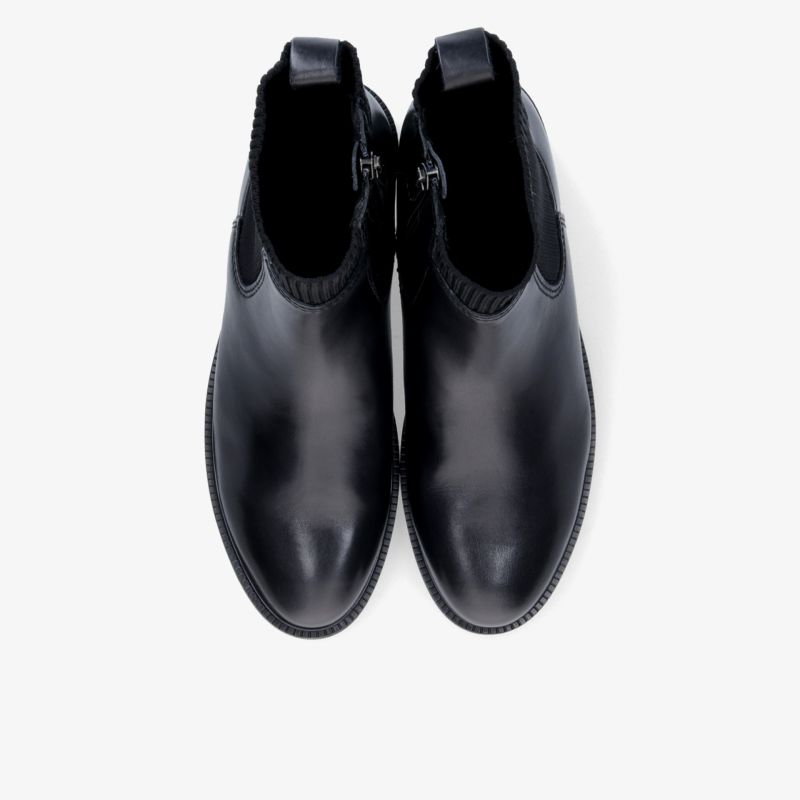 Elegantes Paar schwarzer Lederschuhe mit glatter Oberfläche, bequemem Schnitt und schlichtem Design für vielseitigen Einsatz