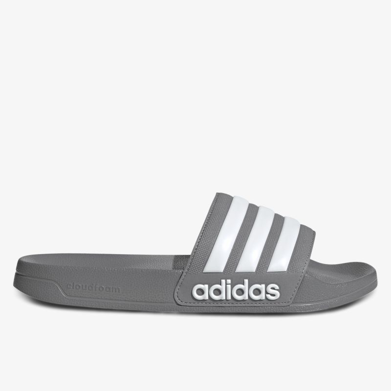 Bequemer grauer Adidas Slide mit weißen Streifen, rutschfeste Sohle und sportlichem Design