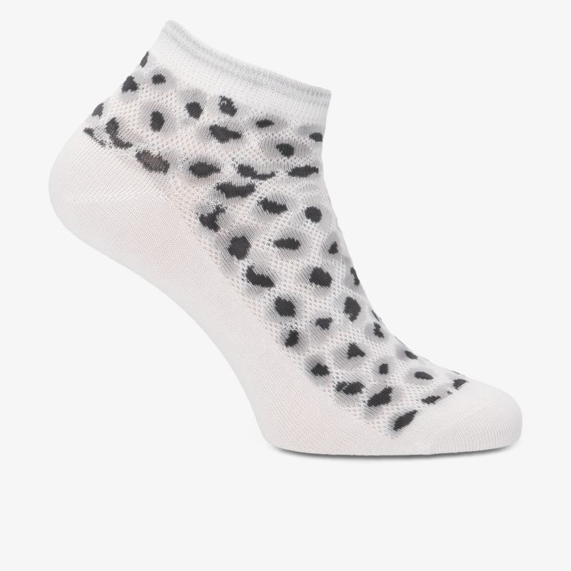 Elegante weiße Socken mit gepunktetem Muster für bequemen Tragekomfort.
