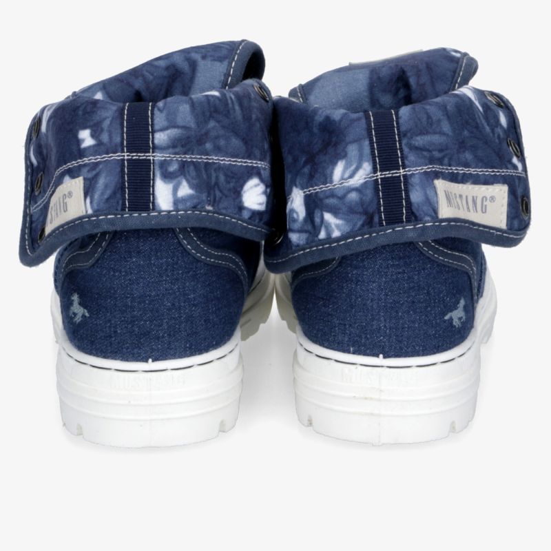 Rückansicht robusten blauen Jeans-Sneakers im Paar mit gepolstertem Schaft und weißer Sohle, stilvoll und bequem