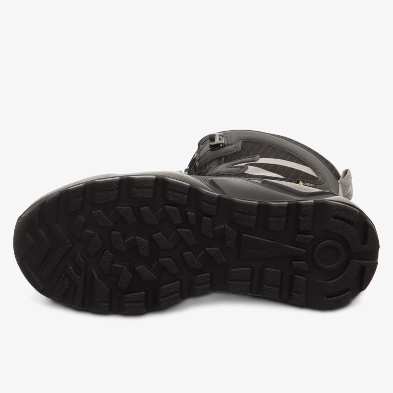 Schuh mit robuster, rutschfester Sohle, profilierter Unterseite für sicheren Halt auf verschiedenen Oberflächen