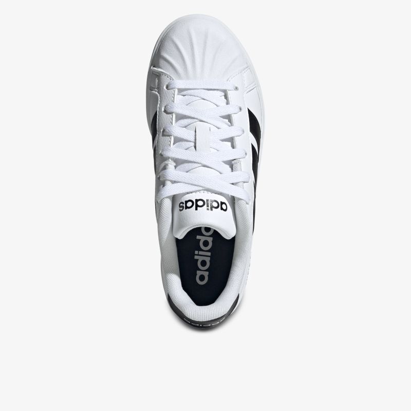 Weiße Sneaker mit klassischer Schnürung, komfortabler Passform und reduziertem, zeitlosem Design