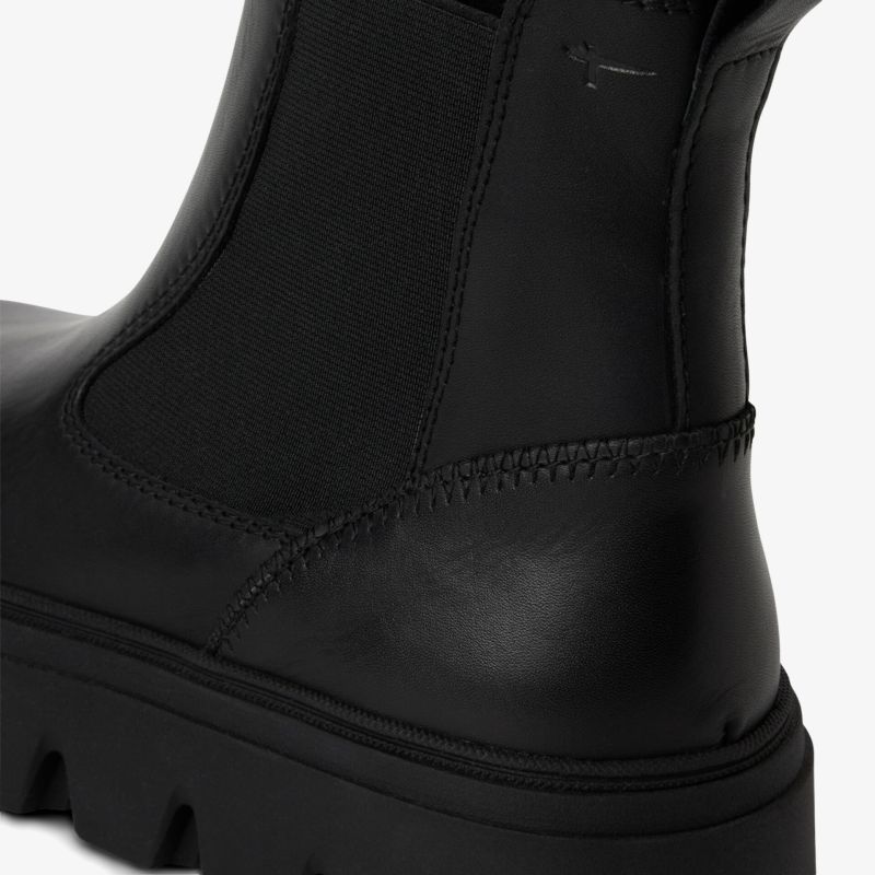 Schwarzer Stiefel mit elastischem Einsatz und robuster, profilierter Sohle für sicheren Halt