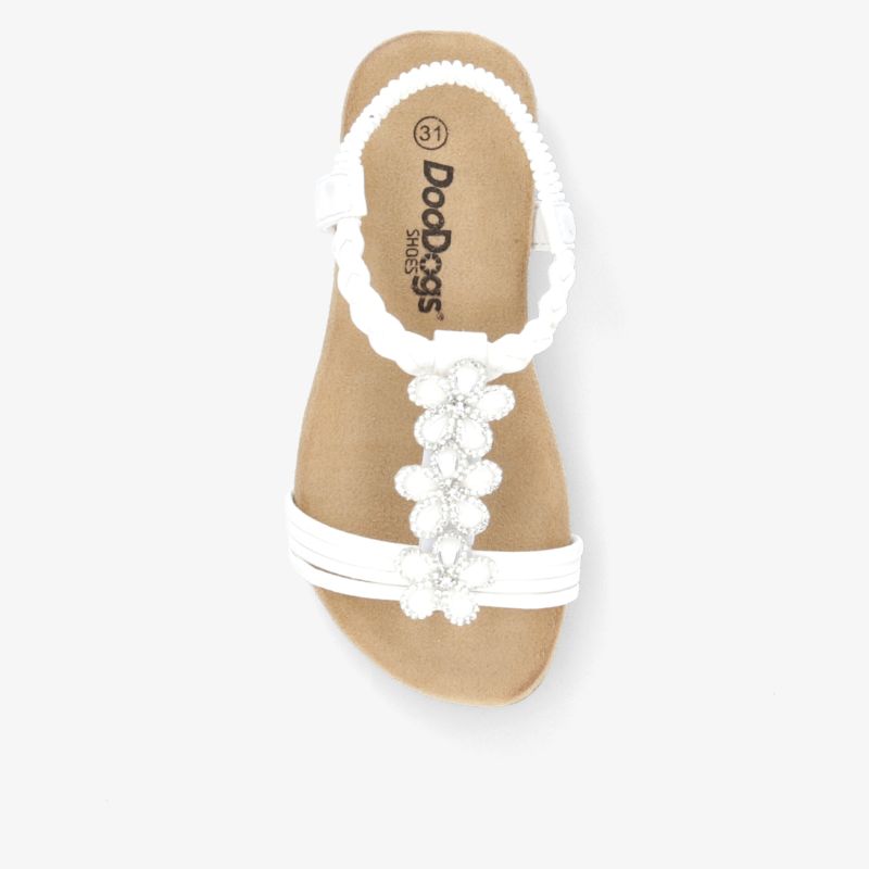 Elegante weiße Sandale mit Blumenapplikation und bequemem Fußbett, ideal für sommerliche Anlässe.
