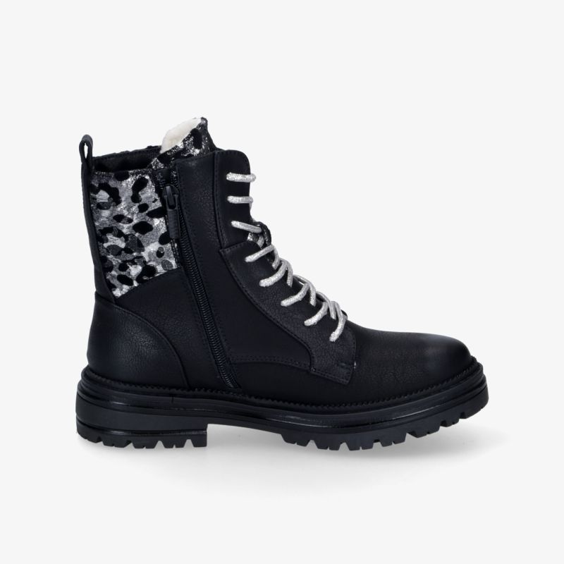 Seitenansicht robuster schwarzer Stiefel mit Schnürung und auffälligem Leopardenmuster Futter für Komfort