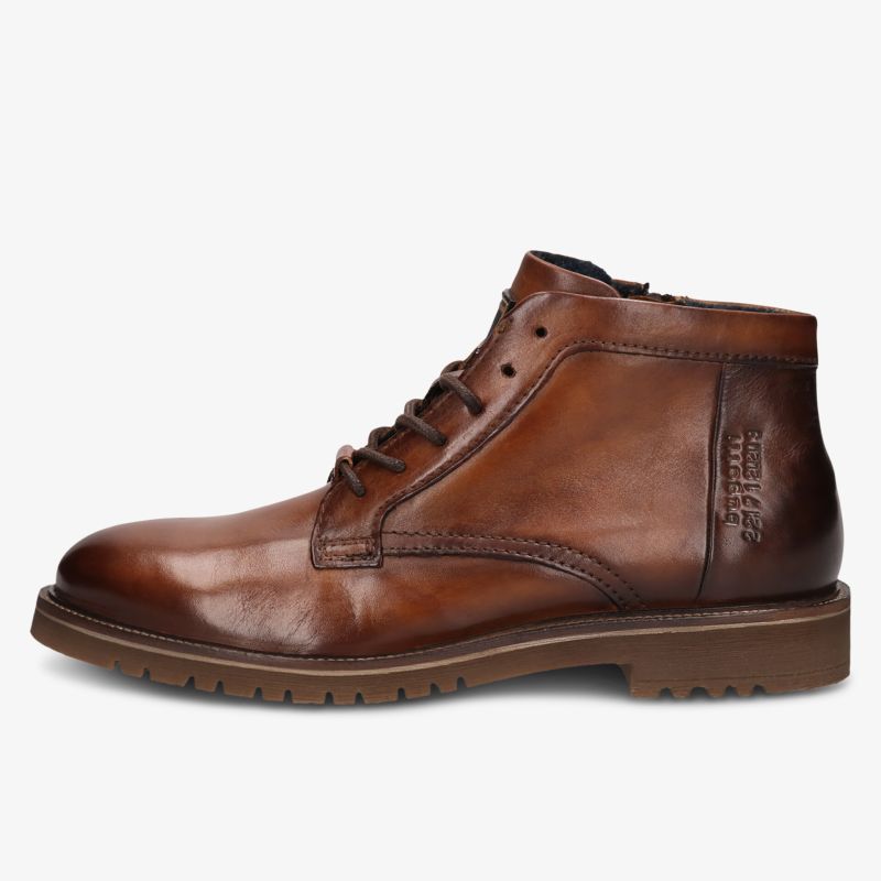 Eleganter brauner knöchelhoher Lederschuh mit Schnürung und robuster komfortabler Sohle in seitlicher Ansicht