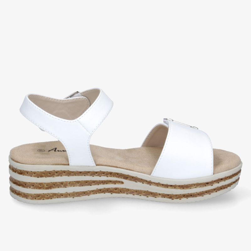 Modische weiße Sandale mit Keilabsatz und komfortabler Sohle für stilvollen Sommerlook.
