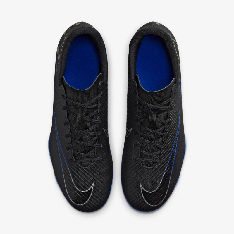 Schwarze sportliche Schuhe mit Schnürsenkeln, leichter und bequemer Schuh in moderner Draufsicht