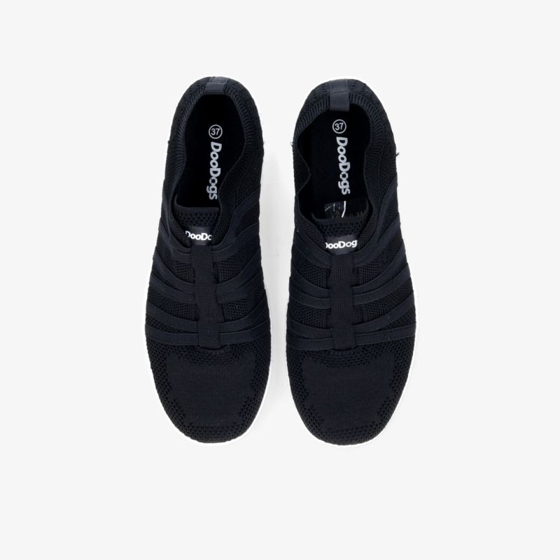 Schwarzes sportliches Schuhpaar mit Schnürung, bequem und leicht, flexibles Design für optimalen Tragekomfort