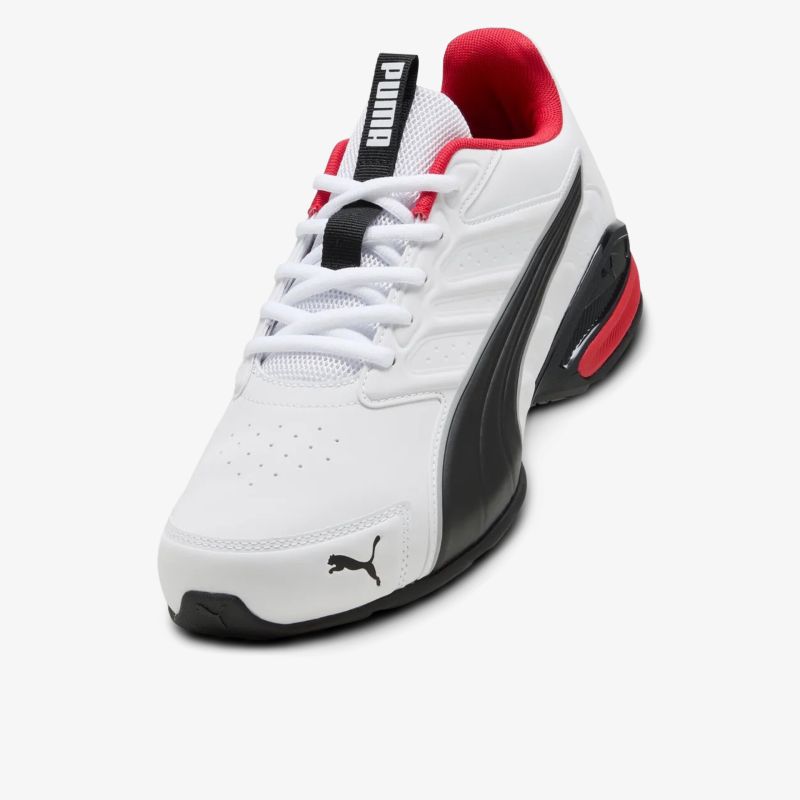 Weißer Sport-Schuh mit schwarzem Puma-Logo, rotem Innenfutter und atmungsaktivem Obermaterial, komfortabel und leicht