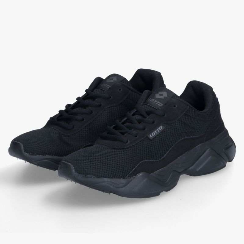 Sportlicher schwarzer Sneaker mit atmungsaktivem Material und robuster, rutschfester Sohle im modernen Design