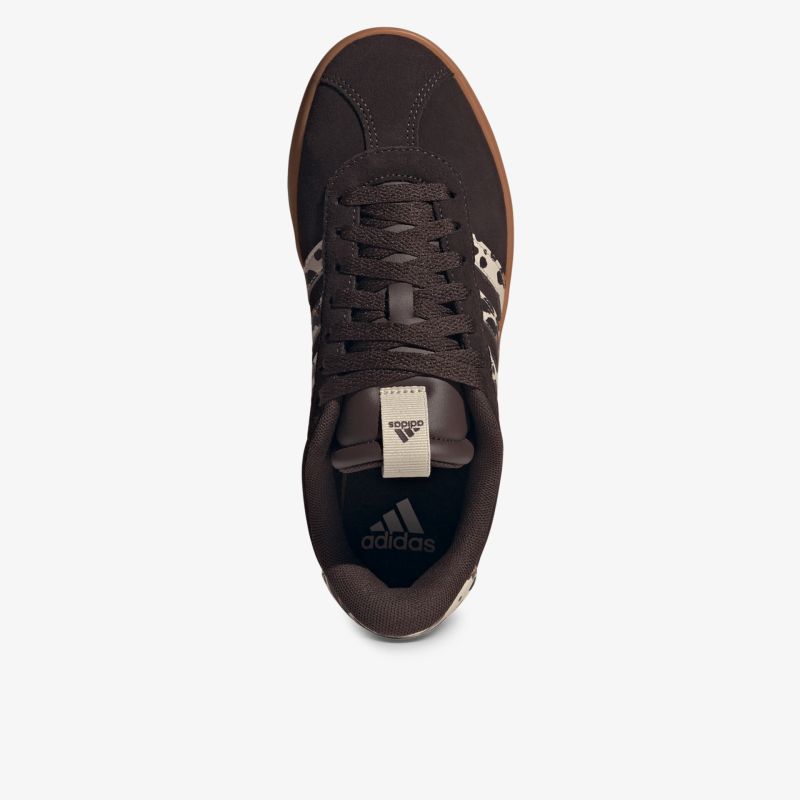 Draufsicht auf dunklen sportlichen Sneaker mit Atmungsaktivem Material und markantem Logo