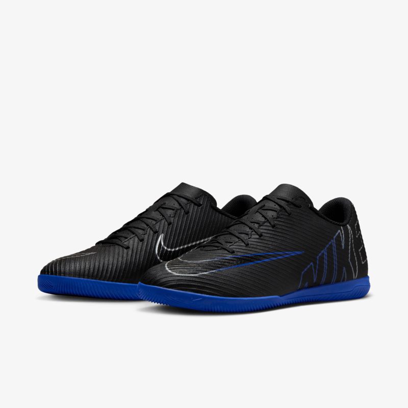 Schwarze Sportschuhe mit blauem sole, leicht, atmungsaktiv und rutschfest für optimalen tragekomfort