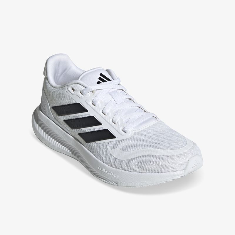 Leichter weißer Laufschuh mit atmungsaktivem Material und rutschfester Sohle, sportliches Design, schräg vorne gezeigt