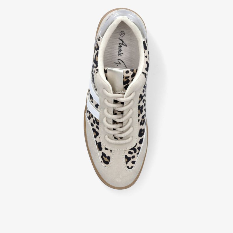 Moderner Sneaker mit trendigem Leopardenmuster und klassischem weißen Streifen für einen stilvollen Look.