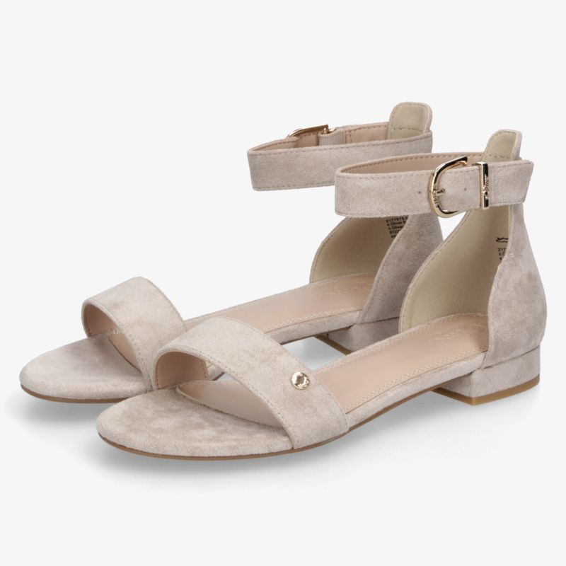 Elegante beige Sandaletten mit niedrigem Blockabsatz und verstellbarem Fußgelenkband in seitlicher 3/4-Ansicht